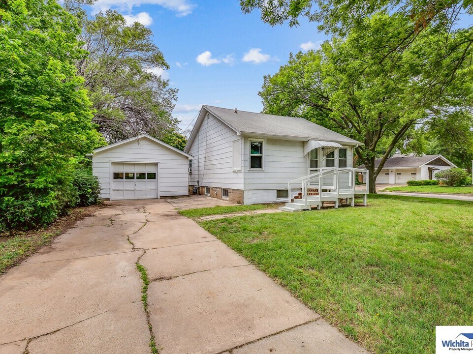 2203 S Santa Fe St in Wichita, KS - Building Photo