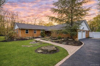 38 Arista Dr in Dix Hills, NY - Building Photo - Building Photo