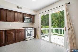 6-04 Cross Meadows, Unit 1X in Fair Lawn, NJ - Building Photo - Building Photo