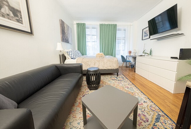 328 E 74th St in New York, NY - Building Photo - Building Photo