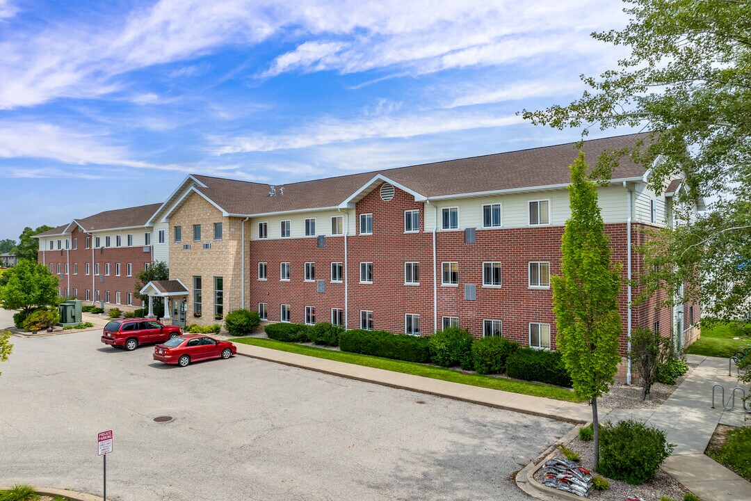 Fox Village Apartments in Menasha, WI - Building Photo