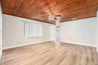 5305 Whiteway Dr in Tampa, FL - Building Photo - Building Photo