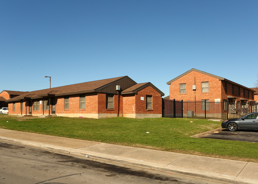 Cavile Place in Fort Worth, TX - Building Photo