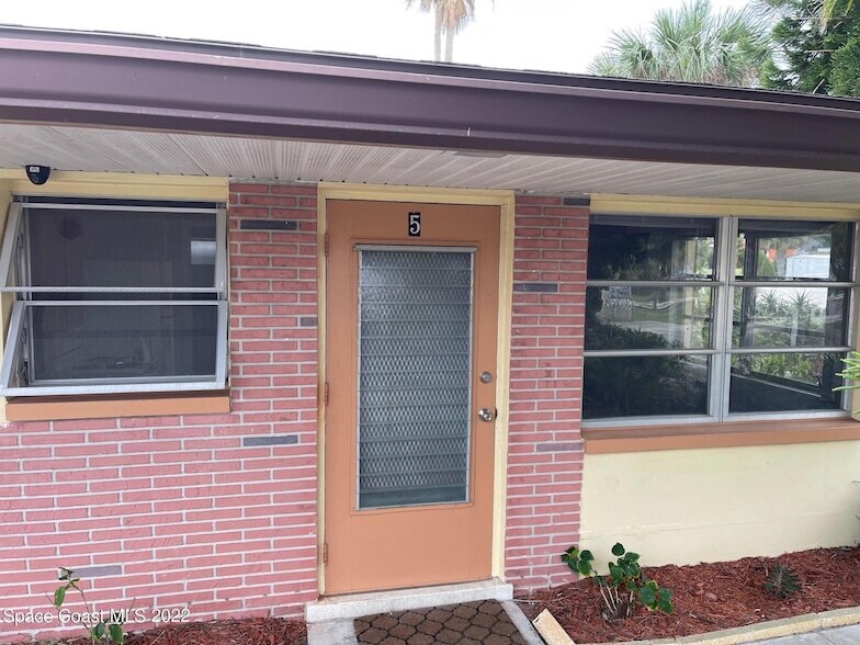 2095 Pineapple Ave, Unit 5 in Melbourne, FL - Building Photo