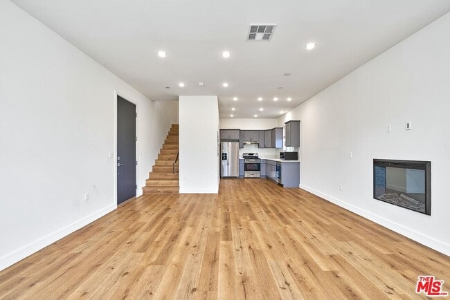 14550 Burbank Blvd in Los Angeles, CA - Foto de edificio - Building Photo