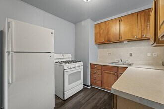 6832 Cornell St in Taylor, MI - Foto de edificio - Building Photo