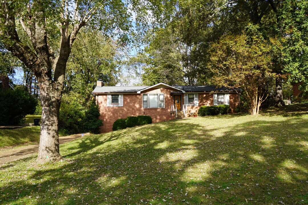 1329 Winthorne Dr in Nashville, TN - Building Photo