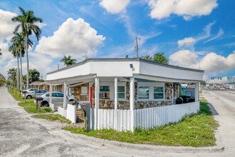 1189 N Tamiami Trl in North Fort Myers, FL - Building Photo - Building Photo