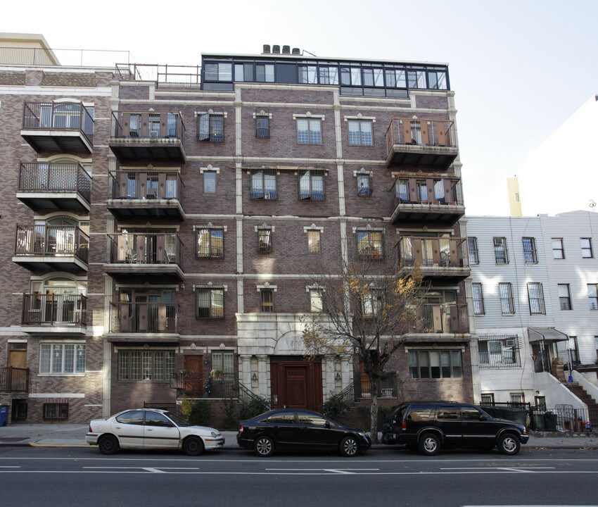 800 Bedford Ave in Brooklyn, NY - Building Photo