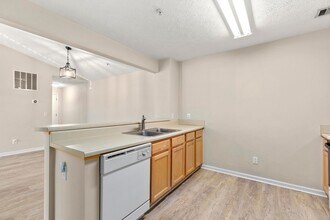 1385 S Donahue Dr in Auburn, AL - Building Photo - Building Photo