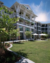 WaterWalk at Shelter Cove Towne Centre in Hilton Head Island, SC - Foto de edificio - Building Photo