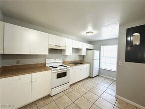 3120 Economy St, Unit B in Ft. Myers, FL - Building Photo - Building Photo