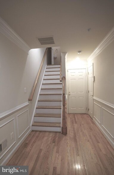 1609 Leeds Castle Dr in Vienna, VA - Foto de edificio - Building Photo