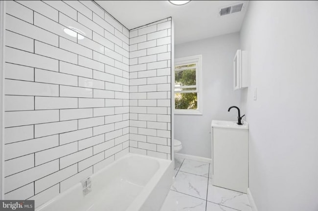 566 Rutherford Ave in Trenton, NJ - Foto de edificio - Building Photo