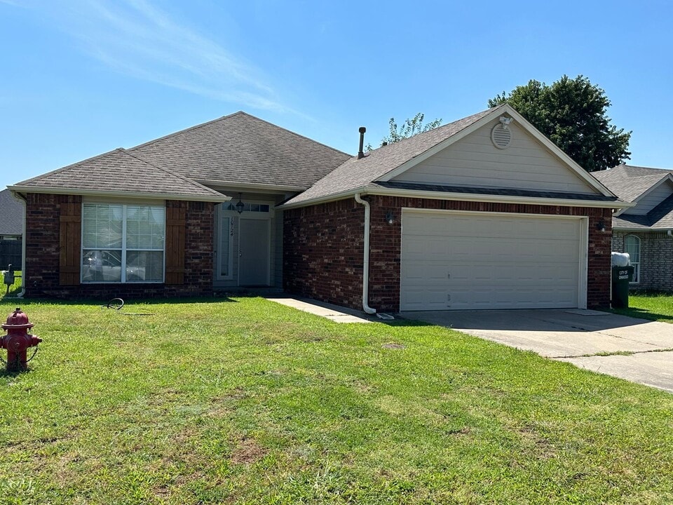 10724 E 121st St N in Collinsville, OK - Building Photo