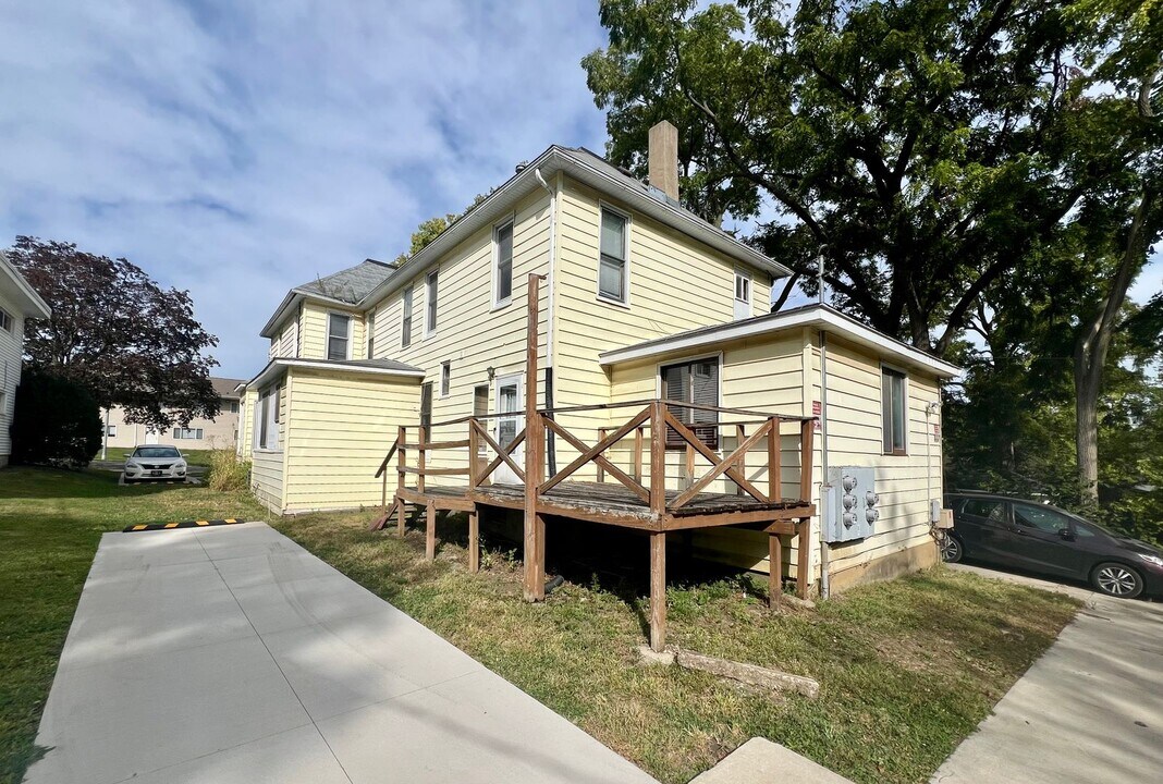 2222 Walnut St in Cedar Falls, IA - Building Photo