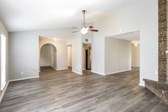 1702 Clark Trail in Grand Prairie, TX - Foto de edificio - Building Photo