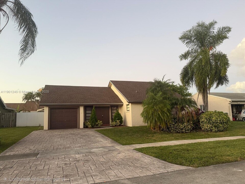 11701 NW 37th Pl in Sunrise, FL - Building Photo
