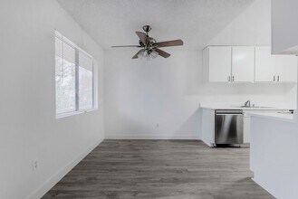 17204 Chatsworth St in Los Angeles, CA - Foto de edificio - Building Photo