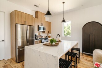 4460 W Maplewood Ave in Los Angeles, CA - Building Photo - Building Photo