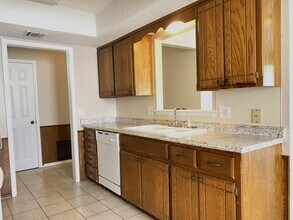 1120 SW 101st St in Oklahoma City, OK - Foto de edificio - Building Photo