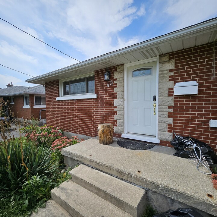 40 Traynor Av in Kitchener, ON - Building Photo