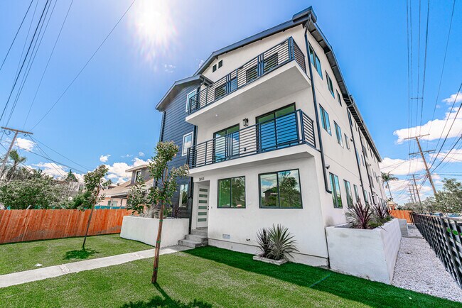 3653 Halldale Ave, Unit #1 in Los Angeles, CA - Building Photo - Building Photo
