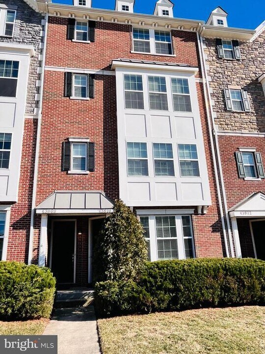43968 Vaira Terrace in Chantilly, VA - Building Photo
