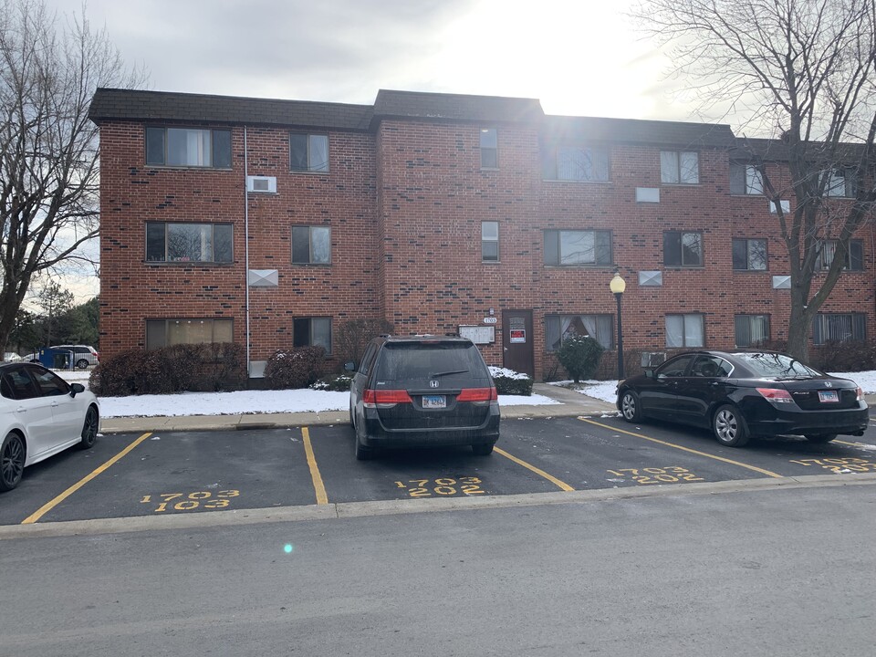 1703 W Victoria Dr, Unit 302 in Mount Prospect, IL - Building Photo