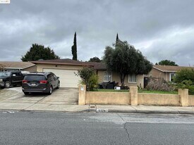 2174 Sugartree Dr in Pittsburg, CA - Building Photo