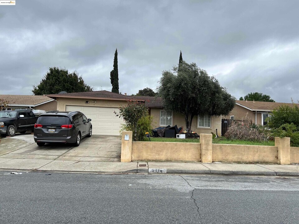 2174 Sugartree Dr in Pittsburg, CA - Building Photo