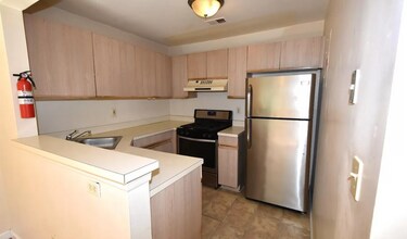 57 Tanglewood Ct, Unit Not Applicable in Monmouth Junction, NJ - Building Photo - Building Photo