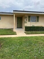 5483 Cresthaven Blvd in West Palm Beach, FL - Building Photo