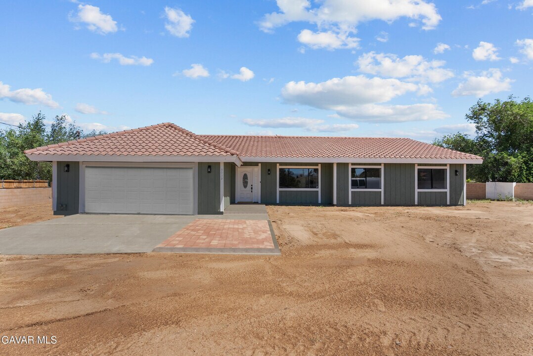 5039 W Ave K 14 in Lancaster, CA - Building Photo