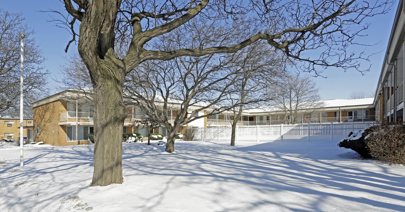 Manor House Apartments in Warren, MI - Building Photo