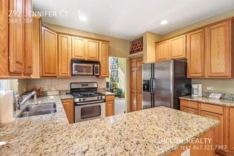 292 Jennifer Ct in Gurnee, IL - Building Photo - Building Photo