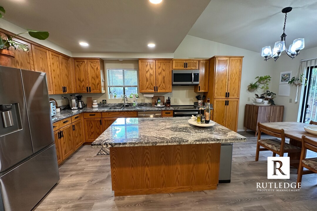 2921 Grizzly Dr in Ashland, OR - Building Photo