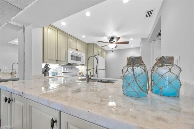 1083 Forest Lakes Dr in Naples, FL - Foto de edificio - Building Photo