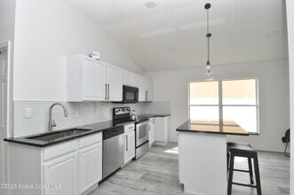 911 Eldron Blvd SE in Palm Bay, FL - Building Photo - Building Photo