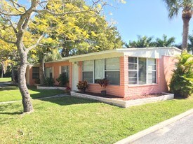 305-307 Colonia Ln W in Nokomis, FL - Building Photo
