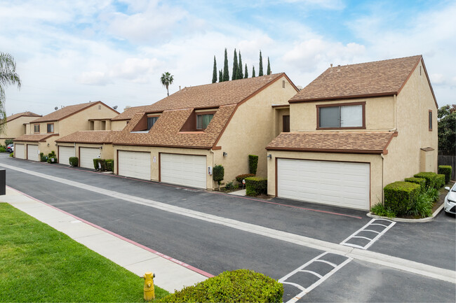 555 S Azusa Ave in Azusa, CA - Foto de edificio - Building Photo