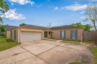13731 Greenway Dr in Sugar Land, TX - Building Photo
