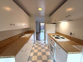 17 Surrey Ln in San Rafael, CA - Foto de edificio - Building Photo