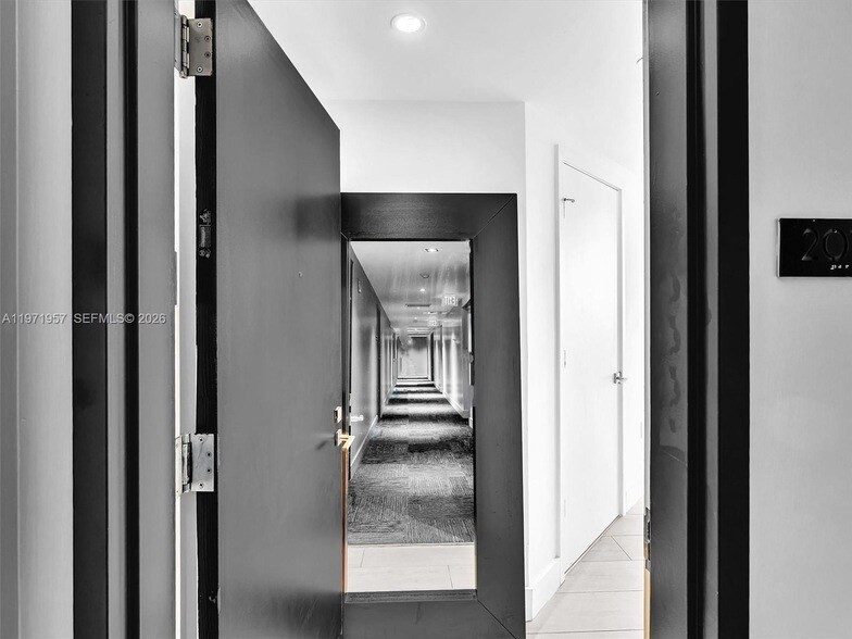 121 NE 34th St, Unit 2016 in Miami, FL - Building Photo