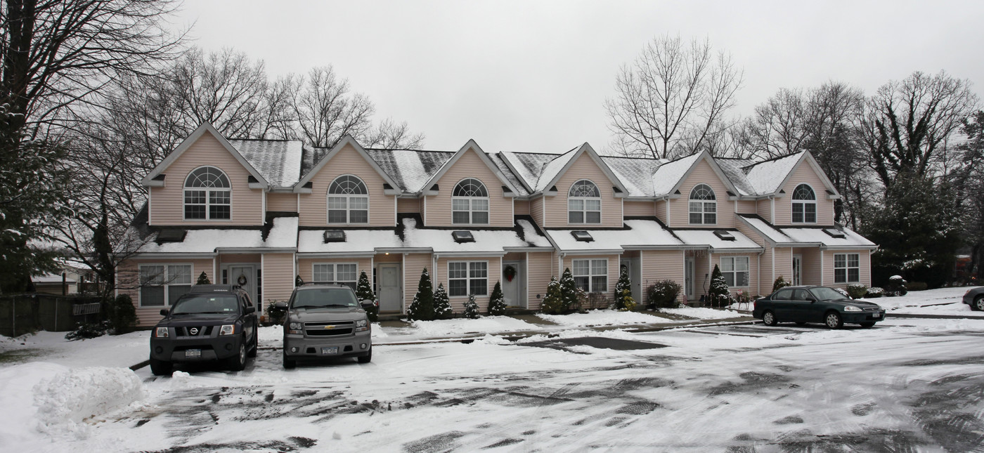 6-11 Sunridge Ln in Islip, NY - Foto de edificio