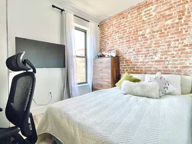 Furnished room/NOT APARTMENT, Unit 3FL in Brooklyn, NY - Foto de edificio - Building Photo