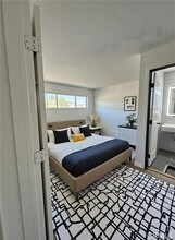 11742 Jacaranda Ave in Hesperia, CA - Foto de edificio - Building Photo