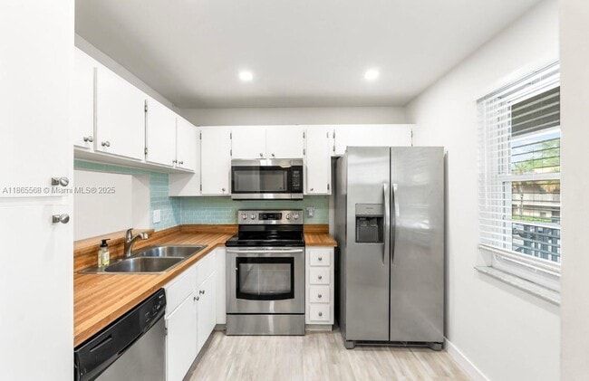 8750 Royal Palm Blvd in Coral Springs, FL - Building Photo - Building Photo