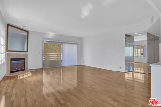 10475 Ashton Ave in Los Angeles, CA - Building Photo - Building Photo