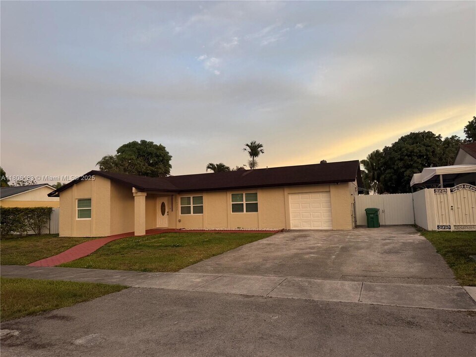 14932 SW 65th Terrace in Miami, FL - Building Photo